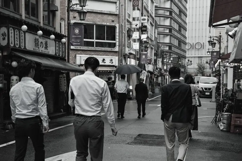 オフィス街を歩く会社員